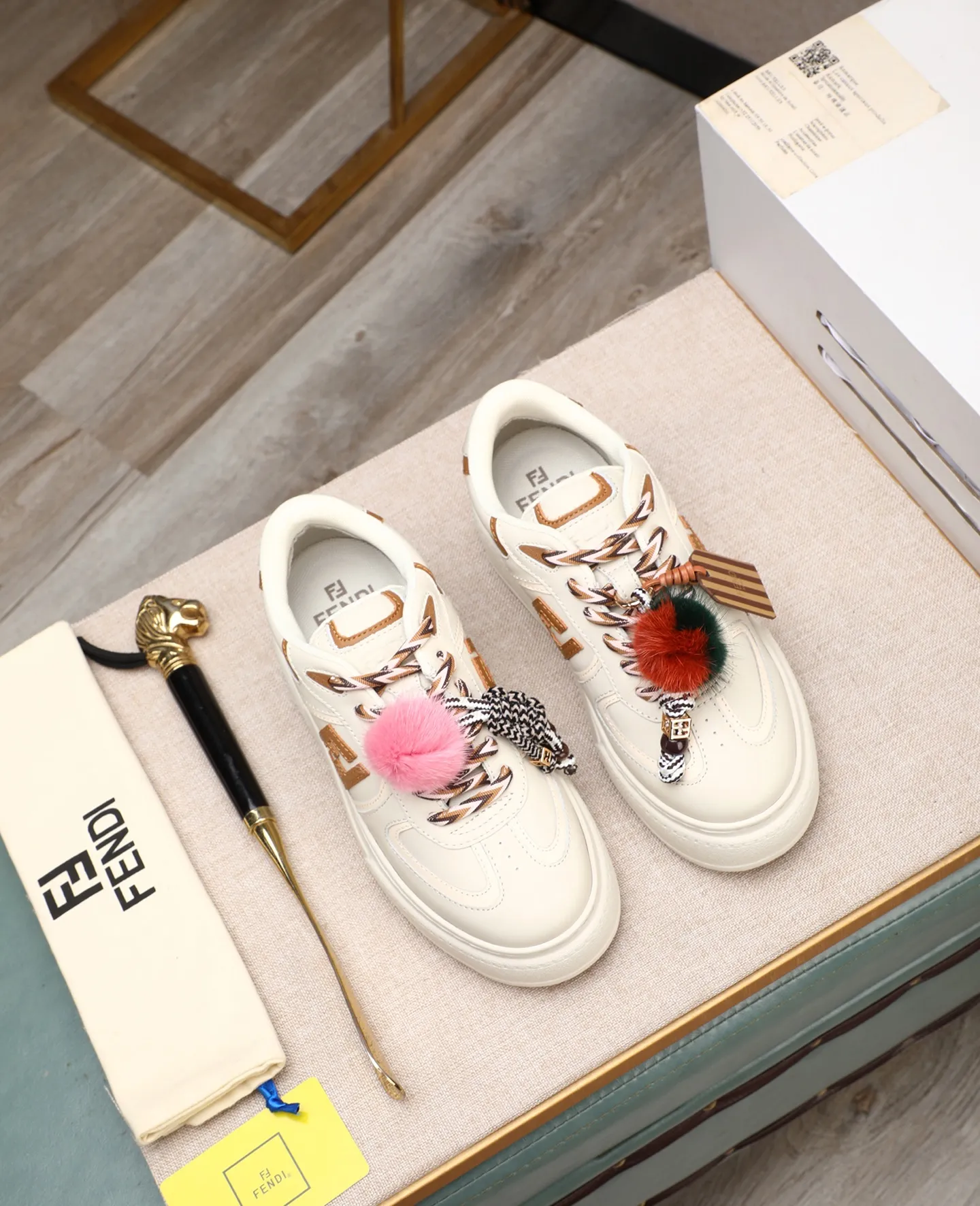 Men's shoes 💰740 Top quality Fendi Match series 25 latest colors Pendant thick sole lace casual FENDI Match lace. Made of light pink leather with white and ocher brown details. Contrast leather FF appliqué on the sides and hiking laces in white, pink and ocher brown. Thick rubber sole with oversized embossed FENDI lettering on the heel. Metal ring charm on the tongue: A small braided doll with contrasting mink fur details and gold metallic FF on the right shoe. The left shoe features a braided cord with contrasting mink double pom poms, metallic FF beads, and Pequin print pattern and logo. Upper: Original custom-made imported first-layer cowhide. Inner lining: Imported custom-made breathable mesh lining. Sole: Original open-molded ultra-light foam material. Bottom thickness: 5CM. Number of yards: women's 35-40 (custom-made 40 non-refundable).